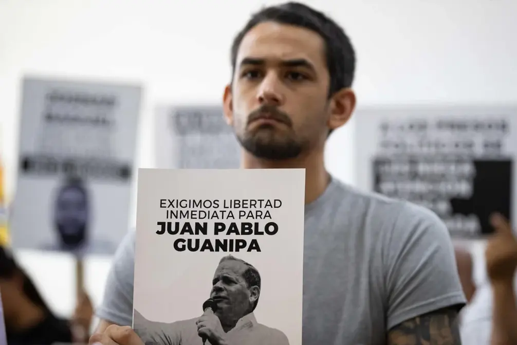 FOTOGRAFÍA. CARACAS (VENEZUELA), AÑO 2025. El opositor antichavista Ramón Guanipa sostiene un cartel de su padre detenido, exgobernador electo del Estado Zulia y dirigente del partido opositor "Primero Justicia", que se desempeñó como diputado a la Asamblea Nacional de Venezuela (AN) en la IV Legislatura y primer vicepresidente de la AN entre 2020 y 2021, Juan Pablo Isidoro Guanipa Villalobos (Pedro Guanipa), en una imagen reciente. Efe