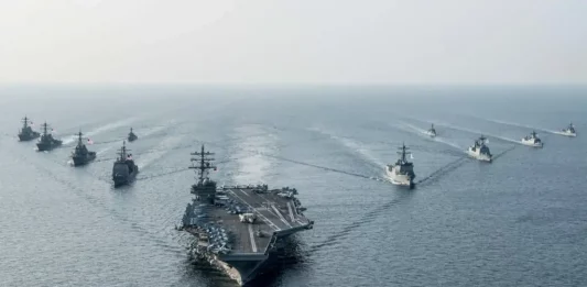 FOTOGRAFÍA. AGUAS INTERNACIONES, 01 DE ABRIL DE 2020. Una imagen de la «Cuarta Flota es una flota de la Armada de los Estados Unidos de América», componente marítimo del «Comando Sur» de United States of America (USA), con fecha 1 de abril de 2020 para ilustrar la Operación Venezuela contra el Cartel de los Soles del tirano chavista Nicolás Maduro Moro, que llegaría en las aguas de Venezuela este domingo, 24 de agosto de 2025. La Administración Donald John Trump/James David Vance, presidente y vicepresidente de EEUU, movilizó los buques navales hacia la costa de Venezuela como parte del fortalecimiento de la operaciones antinarcóticos de EEUU en el Caribe, luego de imponer cargos por narcotráfico con una recompensa de información de arresto o condena de 50.000.000 de dólares contra el dictador y terrorista Nicolás Maduro Moro, identificado como el capo del Cartel de los Soles por parte de la Inteligencia estadounidenses, quien perdió las elecciones presidenciales del 28 de julio de 2024 y rechazó el traspaso de los poderes a los ganadores de las elecciones hasta la fecha. Defensa EEUU/Lasvocesdelpueblo (Ñ Pueblo)