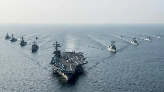 Pánico en la dictadura del terrorista Nicolás Maduro Moro (2) FOTOGRAFÍA. AGUAS INTERNACIONES, 01 DE ABRIL DE 2020. Una imagen de la «Cuarta Flota es una flota de la Armada de los Estados Unidos de América», componente marítimo del «Comando Sur» de United States of America (USA), con fecha 1 de abril de 2020 para ilustrar la Operación Venezuela contra el Cartel de los Soles del tirano chavista Nicolás Maduro Moro, que llegaría en las aguas de Venezuela este domingo, 24 de agosto de 2025. La Administración Donald John Trump/James David Vance, presidente y vicepresidente de EEUU, movilizó los buques navales hacia la costa de Venezuela como parte del fortalecimiento de la operaciones antinarcóticos de EEUU en el Caribe, luego de imponer cargos por narcotráfico con una recompensa de información de arresto o condena de 50.000.000 de dólares contra el dictador y terrorista Nicolás Maduro Moro, identificado como el capo del Cartel de los Soles por parte de la Inteligencia estadounidenses, quien perdió las elecciones presidenciales del 28 de julio de 2024 y rechazó el traspaso de los poderes a los ganadores de las elecciones hasta la fecha. Defensa EEUU/Lasvocesdelpueblo (Ñ Pueblo)