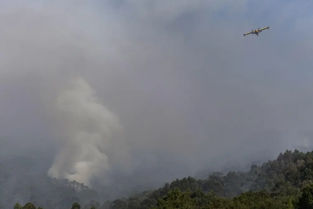 FOTOGRAFÍA. VILABOA (PONTEVEDRA) GALICIA (REINO DE ESPAÑA), 22 DE AGOSTO DE 2025. Incendios España | Un hidroavión sobrevolaba este viernes el incendio de Vilaboa, en Pontevedra, en la Comunidad Autónoma de Galicia (Reino de España). Efe