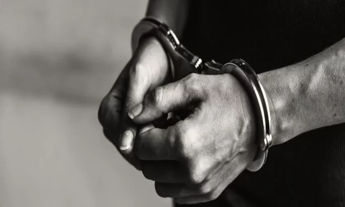 FOTOGRAFÍA. MUNDO, 22 DE OCTUBRE DE 2022. Detalle de un criminal en esposas. Prisiones, Prisión, cárcel, delincuente, Justicia, Tribunal, condenado, fugitivo, prisioneros, celda, entre rejas, en el banquillo de los acusados. Freepik/Lasvocesdelpueblo (Ñ Pueblo). Lasvocesdelpueblo (Ñ Pueblo)