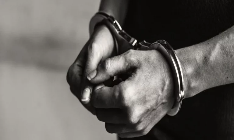 FOTOGRAFÍA. MUNDO, 22 DE OCTUBRE DE 2022. Detalle de un criminal en esposas. Prisiones, Prisión, cárcel, delincuente, Justicia, Tribunal, condenado, fugitivo, prisioneros, celda, entre rejas, en el banquillo de los acusados. Freepik/Lasvocesdelpueblo (Ñ Pueblo). Lasvocesdelpueblo (Ñ Pueblo)