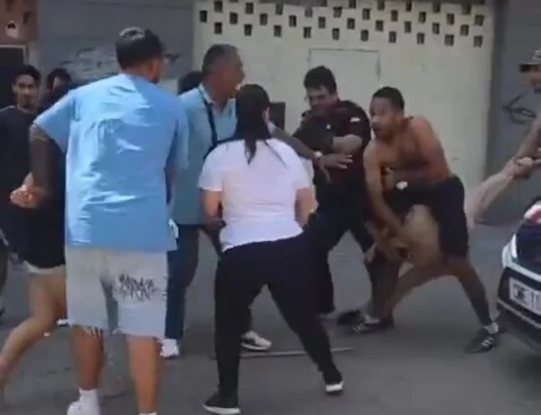 MONCADA I REIXACH (BARCELONA) REINO DE ESPAÑA, 10 DE AGOSTO DE 2025. La Policía de la Generalitat de Catalunya, los Mossos d'Esquadra, se vieron desbordados en una pelea de "magrebíes" con vecinos por la violencia extrema de ambas partes, según las imágenes captadas por testigos. Lasvocesdelpueblo (Ñ Pueblo)