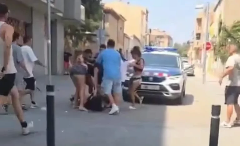 MONCADA I REIXACH (BARCELONA) REINO DE ESPAÑA, 10 DE AGOSTO DE 2025. La Policía de la Generalitat de Catalunya, los Mossos d'Esquadra, se vieron desbordados en una pelea de "magrebíes" con vecinos por la violencia extrema de ambas partes, según las imágenes captadas por testigos. Lasvocesdelpueblo (Ñ Pueblo)