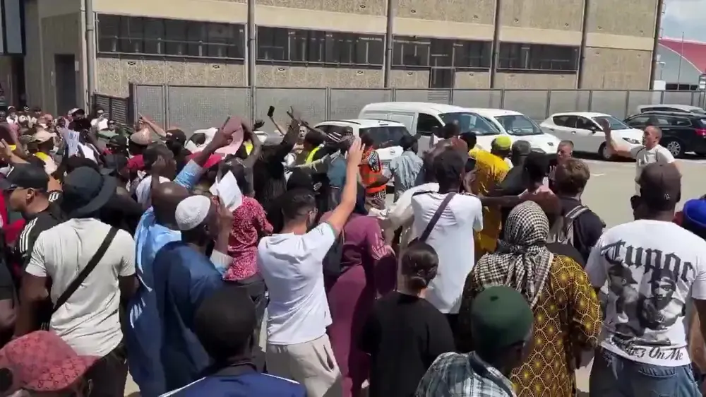 FOTOGRAFÍA. MONTONÉS DEL VALLÉS (BARCELONA) CATALUÑA (REINO DE ESPAÑA), 2 DE AGOSTO DE 2025. Una protesta racista antiPolicía de varios centenares de inmigrantes, entre ellos varias mujeres islamistas y extremistas luciendo burka, acosa a los profesionales de la Policía en Montornès del Vallès, municipio español ubicado en la comarca del Vallés Oriental, provincia de Barcelona (Cataluña), con una población de 17.089 habitantes. Lasvocesdelpueblo (Ñ Pueblo)