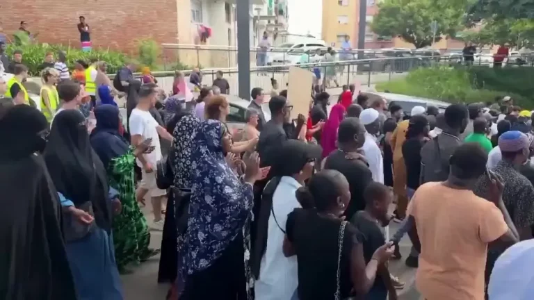 FOTOGRAFÍA. MONTONÉS DEL VALLÉS (BARCELONA) CATALUÑA (REINO DE ESPAÑA), 2 DE AGOSTO DE 2025. Una protesta racista antiPolicía de varios centenares de inmigrantes, entre ellos varias mujeres islamistas y extremistas luciendo burka, acosa a los profesionales de la Policía en Montornès del Vallès, municipio español ubicado en la comarca del Vallés Oriental, provincia de Barcelona (Cataluña), con una población de 17.089 habitantes. Lasvocesdelpueblo (Ñ Pueblo)