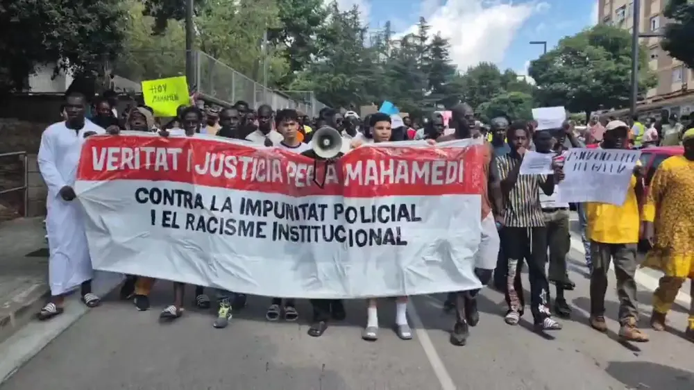 FOTOGRAFÍA. MONTONÉS DEL VALLÉS (BARCELONA) CATALUÑA (REINO DE ESPAÑA), 2 DE AGOSTO DE 2025. Una protesta racista antiPolicía de varios centenares de inmigrantes, entre ellos varias mujeres islamistas y extremistas luciendo burka, acosa a los profesionales de la Policía en Montornès del Vallès, municipio español ubicado en la comarca del Vallés Oriental, provincia de Barcelona (Cataluña), con una población de 17.089 habitantes. Lasvocesdelpueblo (Ñ Pueblo)
