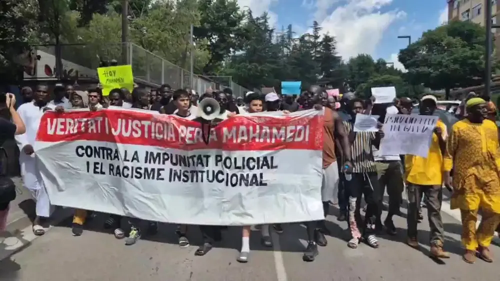 FOTOGRAFÍA. MONTONÉS DEL VALLÉS (BARCELONA) CATALUÑA (REINO DE ESPAÑA), 2 DE AGOSTO DE 2025. Una protesta racista antiPolicía de varios centenares de inmigrantes, entre ellos varias mujeres islamistas y extremistas luciendo burka, acosa a los profesionales de la Policía en Montornès del Vallès, municipio español ubicado en la comarca del Vallés Oriental, provincia de Barcelona (Cataluña), con una población de 17.089 habitantes. Lasvocesdelpueblo (Ñ Pueblo)