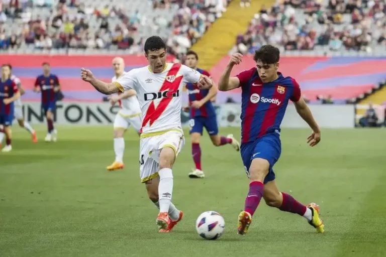 FOTOGRAFÍA. MADRID (REINO DE ESPAÑA), 19 DE MAYO DE 2024. El defensa del FC Barcelona, Pau Cubarsi (d), con el balón ante el defensa francés del Rayo Vallecano, Florian Lejeune, durante el encuentro correspondiente a la jornada 37 de Primera División que FC Barcelona y Rayo Vallecano disputan hoy Domingo en el estadio Lluis Companys, en Barcelona. Efe