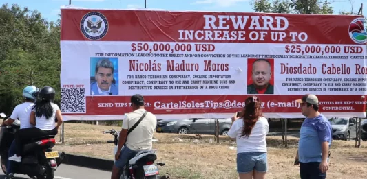 FOTOGRAFÍA. VILLA DEL ROSA (COLOMBIA), 23 DE AGOSTO DE 2025. Vecinos y turistas observan una valla, con la recompensa que ofrece el Gobierno de Estados Unidos de América (EEUU) de información para el arresto o condena con un valor de 50.000.000 dólares, del líder del Cartel de los Soles, el terrorista Nicolás Maduro Muro -dictador comunista que perdió las elecciones presidenciales del pasado 28 de julio de 2024 y rechazó el traspaso de poderes hasta la fecha de hoy, y del llamado "ministro de Relaciones Interiores, Justicia y Paz de Venezuela", este sábado en Villa del Rosario (Colombia), este sábado en Villa del Rosario (Colombia). Efe