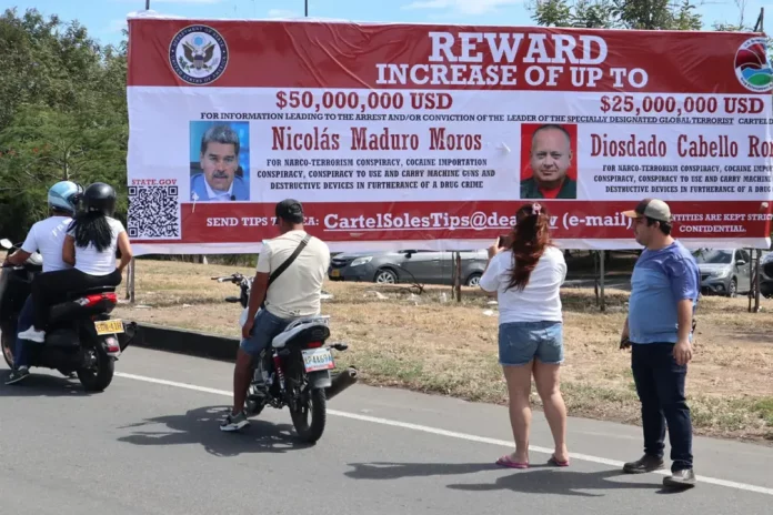 Recompensa de arresto del terrorista Nicolás Maduro en Colombia, cartel de los soles, Maduro, Venezuela, VILLA DEL ROSA (1) FOTOGRAFÍA. VILLA DEL ROSA (COLOMBIA), 23 DE AGOSTO DE 2025. Vecinos y turistas observan una valla, con la recompensa que ofrece el Gobierno de Estados Unidos de América (EEUU) de información para el arresto o condena con un valor de 50.000.000 dólares, del líder del Cartel de los Soles, el terrorista Nicolás Maduro Muro -dictador comunista que perdió las elecciones presidenciales del pasado 28 de julio de 2024 y rechazó el traspaso de poderes hasta la fecha de hoy, y del llamado "ministro de Relaciones Interiores, Justicia y Paz de Venezuela", este sábado en Villa del Rosario (Colombia), este sábado en Villa del Rosario (Colombia). Efe