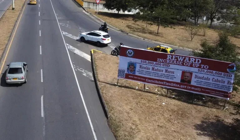 FOTOGRAFÍA. VILLA DEL ROSA (COLOMBIA), 23 DE AGOSTO DE 2025. Detalle de una imagen donde se observa una valla, con la recompensa que ofrece el Gobierno de Estados Unidos de América (EEUU) de información para el arresto o condena con un valor de 50.000.000 dólares, del líder del Cartel de los Soles, el terrorista Nicolás Maduro Muro -dictador comunista que perdió las elecciones presidenciales del pasado 28 de julio de 2024 y rechazó el traspaso de poderes hasta la fecha de hoy, y del llamado "ministro de Relaciones Interiores, Justicia y Paz de Venezuela",, este sábado en Villa del Rosario (Colombia). Efe