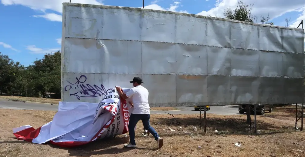 FOTOGRAFÍA. VILLA DEL ROSA (COLOMBIA), 23 DE AGOSTO DE 2025. Un funcionario colombiano retira una valla, con la recompensa que ofrece el Gobierno de Estados Unidos de América (EEUU) de información para el arresto o condena con un valor de 50.000.000 dólares, del líder del Cartel de los Soles, el terrorista Nicolás Maduro Muro -dictador comunista que perdió las elecciones presidenciales del pasado 28 de julio de 2024 y rechazó el traspaso de poderes hasta la fecha de hoy, y del llamado "ministro de Relaciones Interiores, Justicia y Paz de Venezuela", este sábado en Villa del Rosario (Colombia). Efe