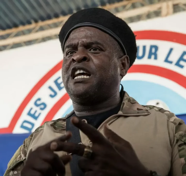 FOTOGRAFÍA. PUERTO PRÍNCIPE (HAITI), 03 DE NOVIEMBRE DE 2011. En la imagen, líder de la principal banda armada de Haití, el pandillero Jimmy Cherizier, alias Barbecue. Efe
