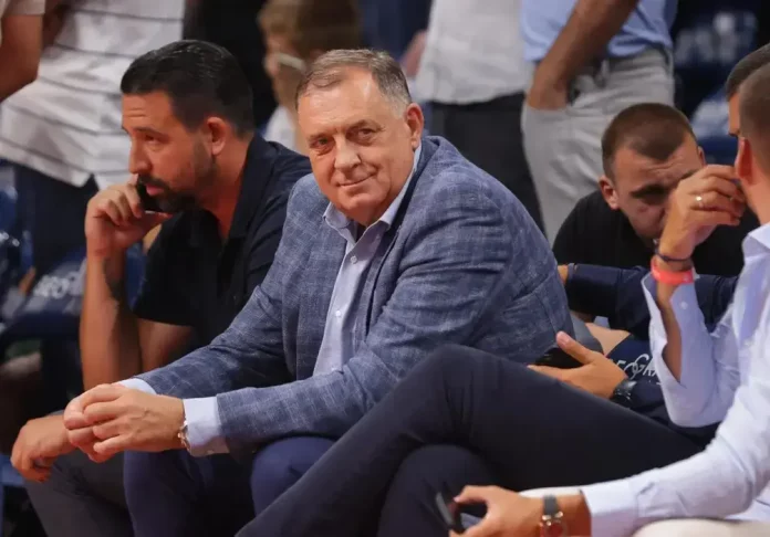República Srpska,El Parlamento de Srpska desafía al Tribunal Constitucional,Bosnia y Herzegovina,Milorad Dodik FOTOGRAFÍA. ZAGREB (CROACIA), AÑO 2025. El político prorruso y secesionista, actual presidente del Parlamento de la República Srpska (RS) —(Република Српска) que literalmente significa República Serbia—, de mayoría serbia y una de las dos entidades que componen Bosnia y Herzegovina, de mayoría serbia y una de las dos entidades que componen Bosnia-Herzegovina, Milorad Dodik, quien fue condenado en firme el 1 de agosto a un año de prisión y a seis años de inhabilitación para ejercer cargos políticos por desobedecer las decisiones del Tribunal Constitucional de Bosnia-Herzegovina y del alto representante internacional para ese país, Christian Schmidt. Efe