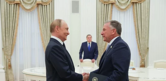 FOTOGRAFÍA. MOSCÚ (FEDERACIÓN RUSA, RUSIA), 06 DE AGOSTO DE 2025. El presidente ruso, Vladímir Vladímirovich Putin (izq.), y el enviado especial de Estados Unidos para Oriente Medio, Steven Charles Witkoff (Steve Witkoff) (d), se estrechan la mano antes de una reunión en el Kremlin en Moscú, Rusia, el 6 de agosto de 2025. (Rusia, Moscú) Efe/Epa/Gavriil Grigorov/Sputnik/Kremlin/ Pool/Mandatary/Efe