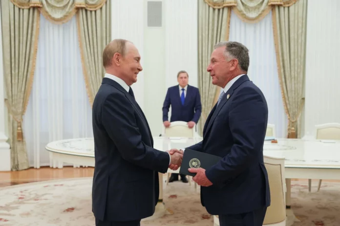 Rusia y EEUU se reúnen en el Kremlin (1) FOTOGRAFÍA. MOSCÚ (FEDERACIÓN RUSA, RUSIA), 06 DE AGOSTO DE 2025. El presidente ruso, Vladímir Vladímirovich Putin (izq.), y el enviado especial de Estados Unidos para Oriente Medio, Steven Charles Witkoff (Steve Witkoff) (d), se estrechan la mano antes de una reunión en el Kremlin en Moscú, Rusia, el 6 de agosto de 2025. (Rusia, Moscú) Efe/Epa/Gavriil Grigorov/Sputnik/Kremlin/ Pool/Mandatary/Efe