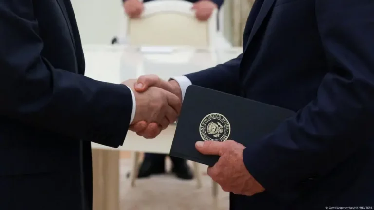 FOTOGRAFÍA. MOSCÚ (FEDERACIÓN RUSA, RUSIA), 06 DE AGOSTO DE 2025. El presidente ruso, Vladímir Vladímirovich Putin (izq.), y el enviado especial de Estados Unidos para Oriente Medio, Steven Charles Witkoff (Steve Witkoff) (d), se estrechan la mano antes de una reunión en el Kremlin en Moscú, Rusia, el 6 de agosto de 2025. (Rusia, Moscú) Efe/Epa/Gavriil Grigorov/Sputnik/Kremlin/ Pool/Mandatary/Efe
