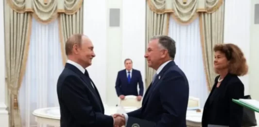 FOTOGRAFÍA. MOSCÚ (FEDERACIÓN RUSA, RUSIA), 06 DE AGOSTO DE 2025. El presidente ruso, Vladímir Vladímirovich Putin (izq.), y el enviado especial de Estados Unidos para Oriente Medio, Steven Charles Witkoff (Steve Witkoff) (d), se estrechan la mano antes de una reunión en el Kremlin en Moscú, Rusia, el 6 de agosto de 2025. (Rusia, Moscú) Efe/Epa/Gavriil Grigorov/Sputnik/Kremlin/ Pool/Mandatary/Efe