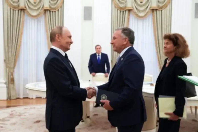 FOTOGRAFÍA. MOSCÚ (FEDERACIÓN RUSA, RUSIA), 06 DE AGOSTO DE 2025. El presidente ruso, Vladímir Vladímirovich Putin (izq.), y el enviado especial de Estados Unidos para Oriente Medio, Steven Charles Witkoff (Steve Witkoff) (d), se estrechan la mano antes de una reunión en el Kremlin en Moscú, Rusia, el 6 de agosto de 2025. (Rusia, Moscú) Efe/Epa/Gavriil Grigorov/Sputnik/Kremlin/ Pool/Mandatary/Efe