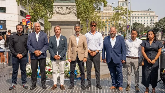 Sánchez e Illa favorecen el auge del islamismo, octavo aniversario del 17A, VOX, aizcorbe, Oro-Pulido, Joan garriga, Alberto Tarradas, Liberto, FOTOGRAFÍA. BARCELONA (CATALUÑA) REINO DE ESPAÑA, 17 DE AGOSTO DE 2025. Actos del Octavo Aniversario de los Atentados de Cataluña 17-A. El diputado de VOX por Barcelona al Congreso de los Diputados, Juan José Aizcorbe Torra (2i); encabeza la comitiva de VOX en los homenajes a las víctimas de la masacre yihadista de Cataluña del pasado 17 de agosto de 2017. Estuvieron presentes junto al jefe de filas Aizcorbe, el presidente de VOX en Gerona y diputado catalán por esta provincia, Alberto Tarradas Peneque (4d); el presidente de VOX en Barcelona y portavoz del Grupo Parlamentario en el Parlamento de Cataluña, Joan Garriga Doménech (3i); el presidente del Grupo Municipal en el Ayuntamiento de Barcelona y líder de la formación en la ciudad Condal, Gonzalo de Oro-Pulido Plaza (4i); el concejal en el Ayuntamiento de Barcelona, Liberto Mariano Senderos Oliva (Liberto Senderos) (3d); y varios consejeros de Distritos de la Ciudad de Barcelona. Lasvocesdelpueblo (Ñ Pueblo)