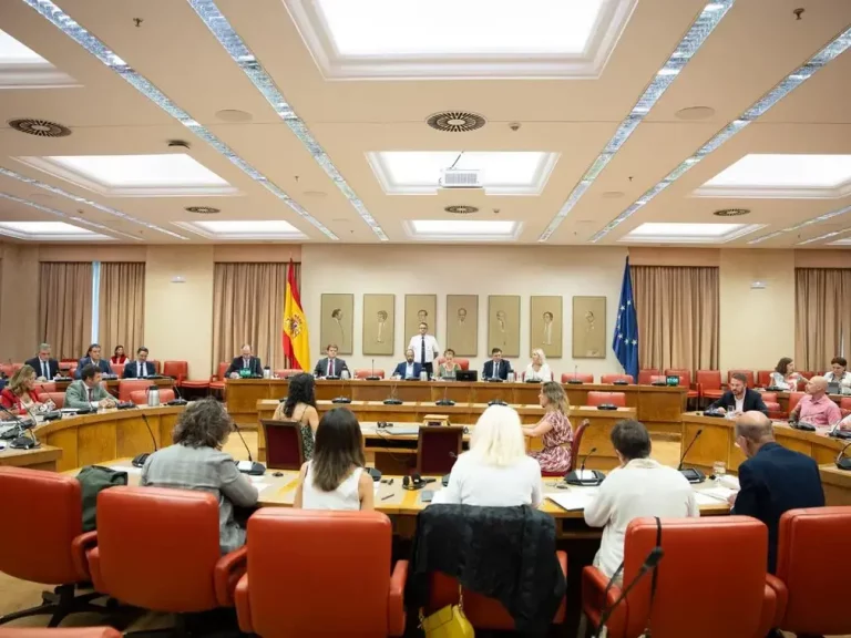 FOTOGRAFÍA. MADRID (REINO DE ESPAÑA), 26 DE AGOSTO DE 2025. Detalle de la Diputación Permanente del Congreso de los Diputados, en su sesión de hoy 26 de agosto de 2025, que ha rechazado las solicitudes de comparecencia en sesión extraordinaria de Pleno y de comisiones, del presidente del Gobierno de España y secretario general del Partido Socialista Pedro Sánchez Pérez-Castejón, de las vicepresidentes primera y tercera, de los ministros de Presidencia, Transportes e Interior y de las ministras de Defensa, Inclusión e Igualdad. Lasvocesdelpueblo (Ñ Pueblo)