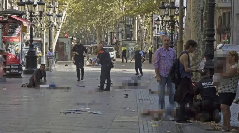 FOTOGRAFÍA. RAMBLAS DE BARCELONA (BARCELONA) CATALUÑA (ESPAÑA), 17.08.2017. La imagen de los atentados yihadistas en Ramblas de Barcelona escogida por los medios internacionales y nacionales para reflejar lo que fue el atentado terrorista de Barcelona. la imagen muestra a Harry Athwal (izquierda), un turista británico de 44 años —que durante las últimas horas se está convirtiendo en Reino Unido en el símbolo de valentía, humanidad— por ayuda a las víctimas de los atentados en Barcelona y Cambrils por su actitud con un niño agonizante en las Ramblas. Este inglés de Birmingham se encontraba en el balcón del primer piso de un restaurante de las Rambla en el momento del atentado del pasado jueves. Desde allí vio el ataque y tras pedir a sus acompañantes que no se movieran de ahí, bajo a prestar ayuda. Efe