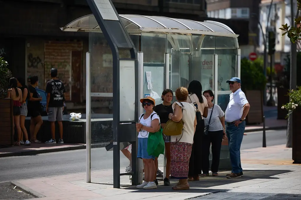 FOTOGRAFÍA. TALAVERA DE LA REINA (TOLEDO) CASTILLA-LA MANCHA (REINO DE ESPAÑA, 06 DE AGOSTO DE 2025. Unas personas esperan a un autobús a la sombra de una parada este miércoles en una terraza de la localidad toledana de Talavera de la Reina, que marcó ayer la temperatura máxima del país, 42,7 grados a las 18:20 horas. Efe