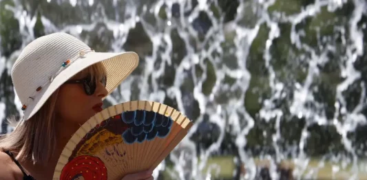 FOTOGRAFÍA. REINO DE ESPAÑA, 03 DE AGOSTO DE 2025. Detalle de una mujer bajo calor extremo este domingo 3 de agosto en España. Los termómetros se han disparado ya en numerosos lugares de la península, entre ellos Andalucía. Efe