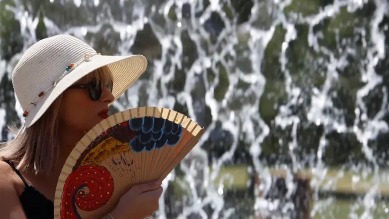 FOTOGRAFÍA. REINO DE ESPAÑA, 03 DE AGOSTO DE 2025. Detalle de una mujer bajo calor extremo este domingo 3 de agosto en España. Los termómetros se han disparado ya en numerosos lugares de la península, entre ellos Andalucía. Efe