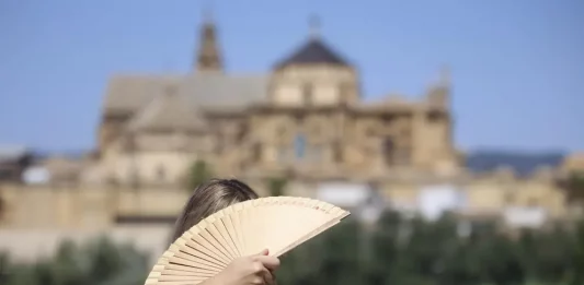 FOTOGRAFÍA. CÓRDOBA (ANDALUCÍA) REINO DE ESPAÑA, 15 DE AGOSTO DE 2025. Una turista se abanica en el puente romano de Córdoba este viernes. El puente de agosto comienza con España inmersa en una larga ola de calor. Efe