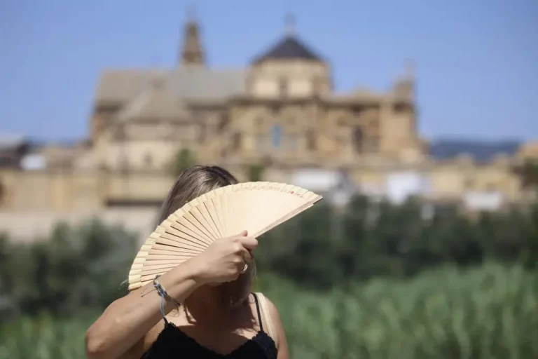 FOTOGRAFÍA. CÓRDOBA (ANDALUCÍA) REINO DE ESPAÑA, 15 DE AGOSTO DE 2025. Una turista se abanica en el puente romano de Córdoba este viernes. El puente de agosto comienza con España inmersa en una larga ola de calor. Efe