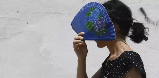 FOTOGRAFÍA. REINO DE ESPAÑA, 09 DE AGOSTO DE 2025. En la imagen, una mujer se protege del sol durante la ola de calor que azota España. Efe