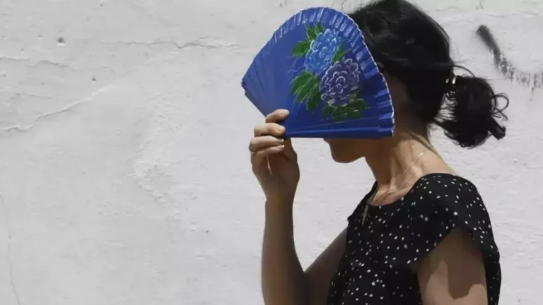 FOTOGRAFÍA. REINO DE ESPAÑA, 09 DE AGOSTO DE 2025. En la imagen, una mujer se protege del sol durante la ola de calor que azota España. Efe