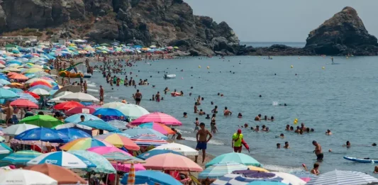 FOTOGRFAÍA. ALMUÑÉCAR 8GRANADA) ANADALUCÍA (REINO DE ESPAÑA), 16 DE AGOSTO DE 2025. Imagen de la playa de San Cristóbal, en Almuñécar (Granada), este sábado. Efe