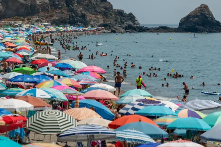 FOTOGRFAÍA. ALMUÑÉCAR 8GRANADA) ANADALUCÍA (REINO DE ESPAÑA), 16 DE AGOSTO DE 2025. Imagen de la playa de San Cristóbal, en Almuñécar (Granada), este sábado. Efe