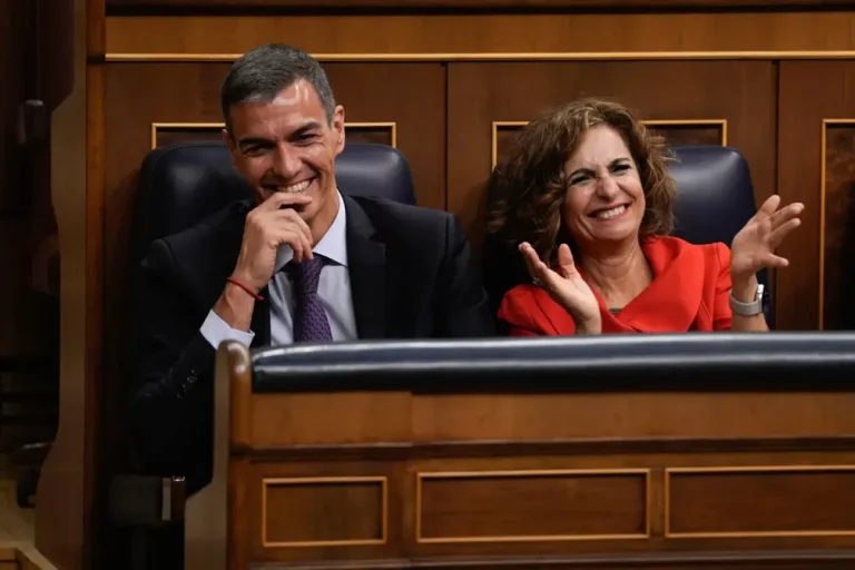 FOTOGRAFÍA. MADRID (REINO DE ESPAÑA), 09 DE JULIO DE 2025.- El presidente del Gobierno de coalición migracionista y globalista de España entre Partido Socialista (PSOE) y coalición ultra SUMAR, Pedro Sánchez Pérez-Castejón (i) (PSOE); junto a su vicepresidente primera y ministra de Hacienda, María Jesús Montero Cuadrado (d) (PSOE); en el Congreso de los Diputados en Madrid este 9 de julio de 2025. Efe