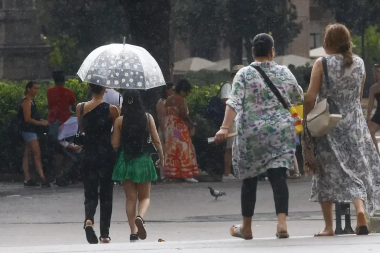 FOTOGRAFÍA. BARCELONA (CATALUÑA) REINO DE ESPAÑA, 19 DE AGOSTO DE 2025 Aunque ligeras de momento, este martes han caído sobre Barcelona las primeras y necesarias lluvias tras la ola de calor que ha afectado a la península durante los últimos días. Efe