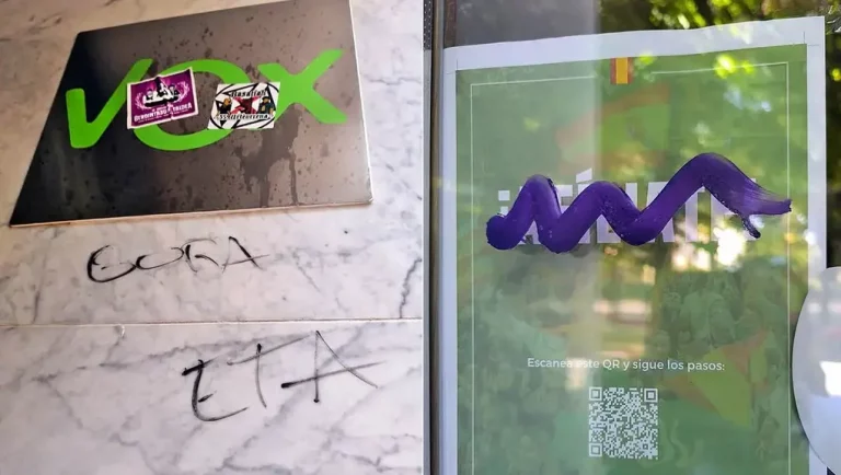 FOTOGRAFÍA. VITORIA (LAS VASCONGADAS) REINO DE ESPAÑA, 30 DE AGOSTO DE 2025. ETA (EH Bildu) ataca la sede de VOX en Vitoria, por segunda vez en menso de 4 meses. Pegatinas tapando el nombre del partido, escupitajos en el cartel, pintura tachando el mensaje Afíliate y un elocuente Arriba/viva Euskadi Ta Askatasuna (ETA), que significa en dialecto euskera Gora Euskadi Ta Askatasuna (ETA) -Gora ETA- en el portal de acceso a la sede que evidencia la ideología de quienes han perpetrado este nuevo ataque contra la tercera fuerza política de España. Lasvocesdelpueblo (Ñ Pueblo)