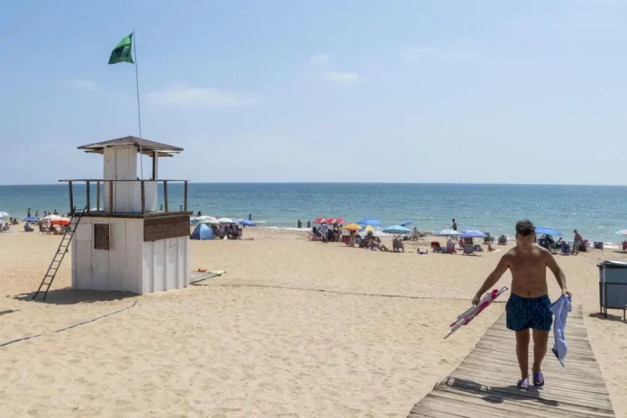Tiempo estable en en España este sábado FOTOGRAFÍA. HUELVA (ANDALUCÍA) REINO DE ESPAÑA, 23 DE AGOSTO DE 2025. Vista de la playa de La Antilla, en Huelva, en la Comunidad Autónoma de Andalucía (Reino de España, este sábado 23 de agosto de 2025. Efe