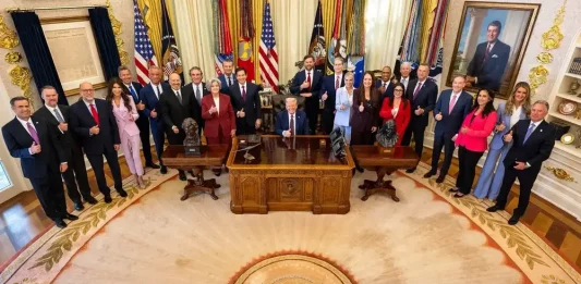 FOTOGRAFÍA. WASHINGTON (ESTADOS UNIDOS DE AMÉRICA, EEUU), 27 DE AGOSTO DE 2025. "El mejor gabinete de todos los tiempos" de EEUU posa en el Despacho Oval. El presidente Trump celebra su séptima reunión de gabinete de la 47ª Administración Donald John Trump/James David Vance, presidente y vicepresidente de United States of America (USA), respectivamente, este martes 26 de agosto de 2025 en la Casa Blanca. Participan todos los miembros del Ejecutivo, entre ellos el secretario del Estado, Marco Antonio Rubio; el Secretario de Defensa, Peter Brian Hegseth; el Secretario de Salud y Srvicios Humanos, Robert F. Kennedy Jr.; la secretaria de Seguridad Nacional, Kristi Lynn Arnold Noem; entre otros. Lasvocesdelpueblo (Ñ Pueblo)