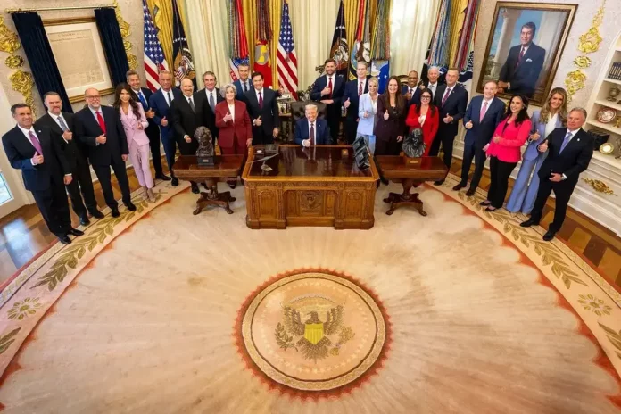FOTOGRAFÍA. WASHINGTON (ESTADOS UNIDOS DE AMÉRICA, EEUU), 27 DE AGOSTO DE 2025. "El mejor gabinete de todos los tiempos" de EEUU posa en el Despacho Oval. El presidente Trump celebra su séptima reunión de gabinete de la 47ª Administración Donald John Trump/James David Vance, presidente y vicepresidente de United States of America (USA), respectivamente, este martes 26 de agosto de 2025 en la Casa Blanca. Participan todos los miembros del Ejecutivo, entre ellos el secretario del Estado, Marco Antonio Rubio; el Secretario de Defensa, Peter Brian Hegseth; el Secretario de Salud y Srvicios Humanos, Robert F. Kennedy Jr.; la secretaria de Seguridad Nacional, Kristi Lynn Arnold Noem; entre otros. Lasvocesdelpueblo (Ñ Pueblo)