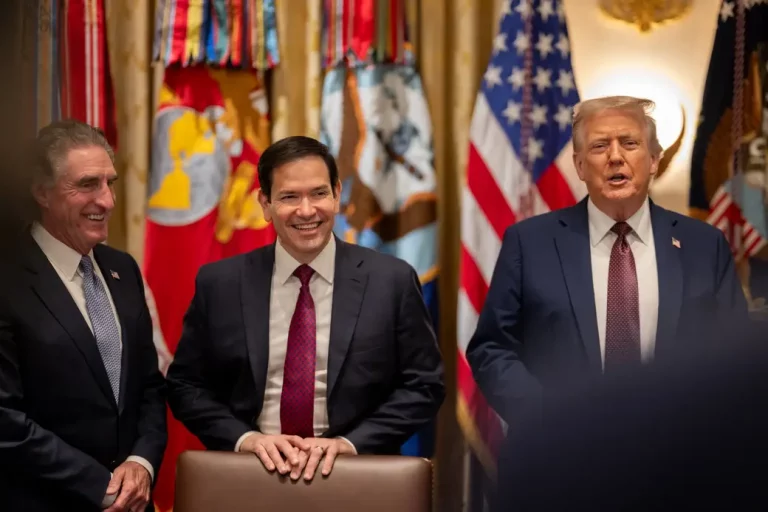 FOTOGRAFÍA. WASHINGTON (ESTADOS UNIDOS DE AMÉRICA, EEUU), 26 DE AGOSTO DE 2025. El presidente Trump celebra su séptima reunión de gabinete de la 47ª Administración Donald John Trump/James David Vance, presidente y vicepresidente de United States of America (USA), respectivamente, este martes 26 de agosto de 2025 en la Casa Blanca. Participan todos los miembros del Ejecutivo, entre ellos el secretario del Estado, Marco Antonio Rubio; el Secretario de Defensa, Peter Brian Hegseth; el Secretario de Salud y Srvicios Humanos, Robert F. Kennedy Jr.; la secretaria de Seguridad Nacional, Kristi Lynn Arnold Noem; entre otros. Lasvocesdelpueblo (Ñ Pueblo)