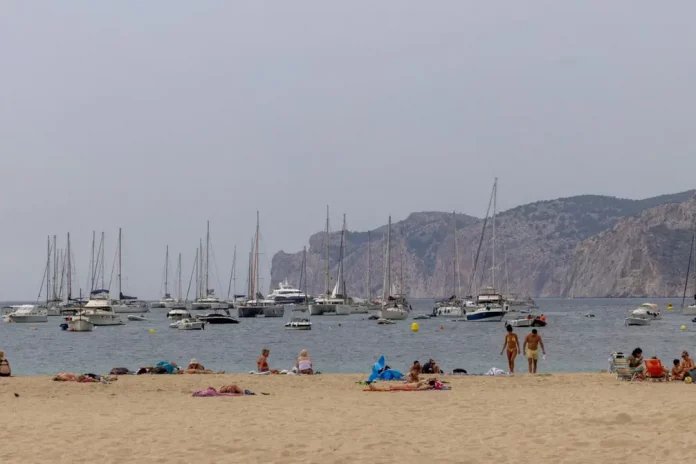 FOTOGRAFÍA. MALLORCA (ISLAS BALEARES) REINO DE ESPAÑA, 19 DE AGOSTO DE 2025. Detalle de varias personas en una playa de Mallorca (islas Baleares), Reino de España martes 19 de agosto de 2025. Efe