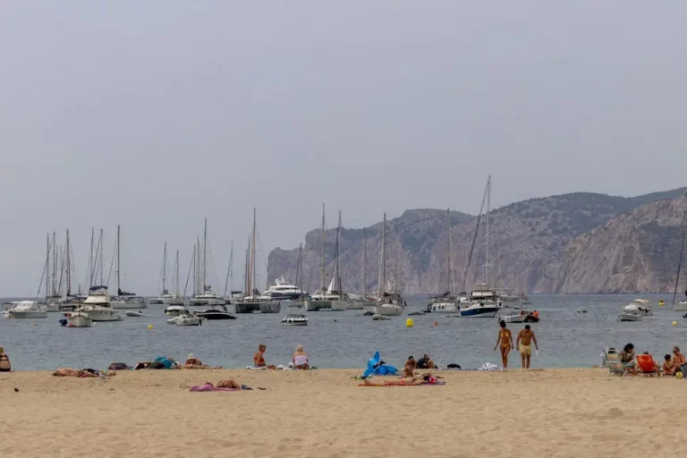 FOTOGRAFÍA. MALLORCA (ISLAS BALEARES) REINO DE ESPAÑA, 19 DE AGOSTO DE 2025. Detalle de varias personas en una playa de Mallorca (islas Baleares), Reino de España martes 19 de agosto de 2025. Efe