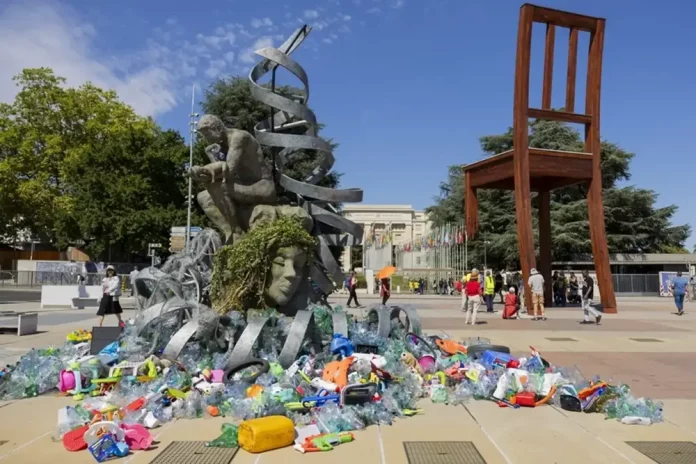 FOTOGRAFÍA. GINEBRA (SUIZA), 05 DE AGOSTO DE 2025. Objetos de plástico junto a una obra de arte del artista y activista canadiense Benjamin Von Wong, creada especialmente para las negociaciones del tratado sobre los plásticos. Efe