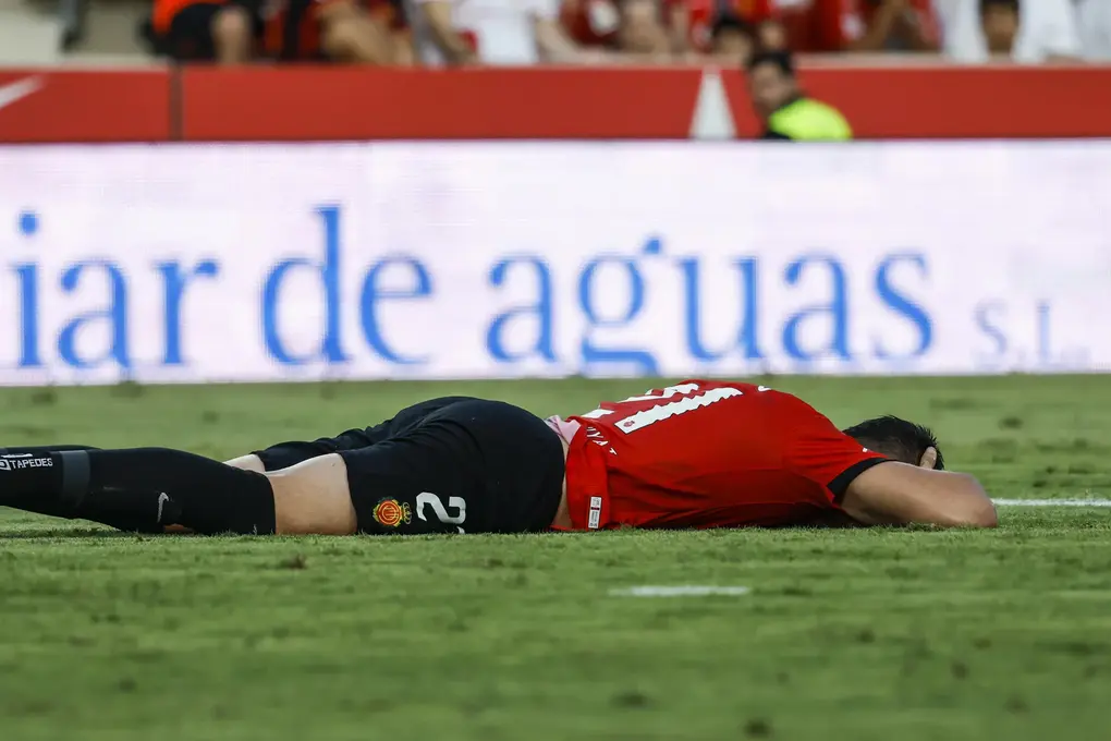 FOTOGRAFÍA. PALMA DE MALLORCA (ISLAS BALEARES) REINO DE ESPAÑA, 16 DE AGOSTO DE 2025. El defensa del Mallorca Antonio Raíllo tendido en el suelo (durante el gol que marca Ferrán Torres) en el partido de la primera jornada de LaLiga que RCD Mallorca y FC Barcelona disputan en el estadio de Son Moix. Efe