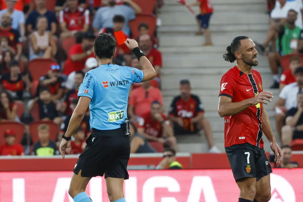 FOTOGRAFÍA. PALMA DE MALLORCA (ISLAS BALEARES) REINO DE ESPAÑA, 16 DE AGOSTO DE 2025. El árbitro del encuentro José Luis Munuera (i) saca tarjeta roja a Vedat Muriqi (d) del Mallorca este sábado, durante la primera jornada de LaLiga EA Sports, entre el RCD Mallorca y el FC Barcelona, en el estadio de Son Moix de Palma de Mallorca. Efe