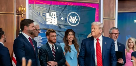 FOTOGRAFÍA. WASHINGTON (ESTADOS UNIDOS DE AMÉRICA), 05 DE AGOSTO DE 2025. El presidente de los Estados Unidos de América, Donald John Trump (3 d), crea el Grupo de Trabajo sobre los Juegos Olímpicos de Verano y agradece al presidente del Comité de los JJOO 2028 (La28), Gene Sykes, por "prohibir que los hombres compitan en deportes femeninos". "Estados Unidos de América no permitirá que los hombres roben trofeos a las mujeres en los Juegos Olímpicos de 2028, y valoramos la imparcialidad" en los Angeles 2028 Olympic & Paralympic Games (La28). Así advirtió el presidente Trump en referencia a los hombre que se autoproclama "mujeres" y luego compiten en deportes femenino. Estuvieron presentes, el vicepresidente del Gobierno de los Estados Unidos de América, James David Vance (2 i); la secretaria del Departamento de Seguridad Nacional Nacional de los Estados Unidos de América, Kristi Lynn Arnold Noem (Kristi Noem) (5 i); el presidente del Comité de los JJOO 2028 (La28), Gene Tiger Sykes (2 d); entre otros. Lasvocesdelpueblo (Ñ Pueblo)