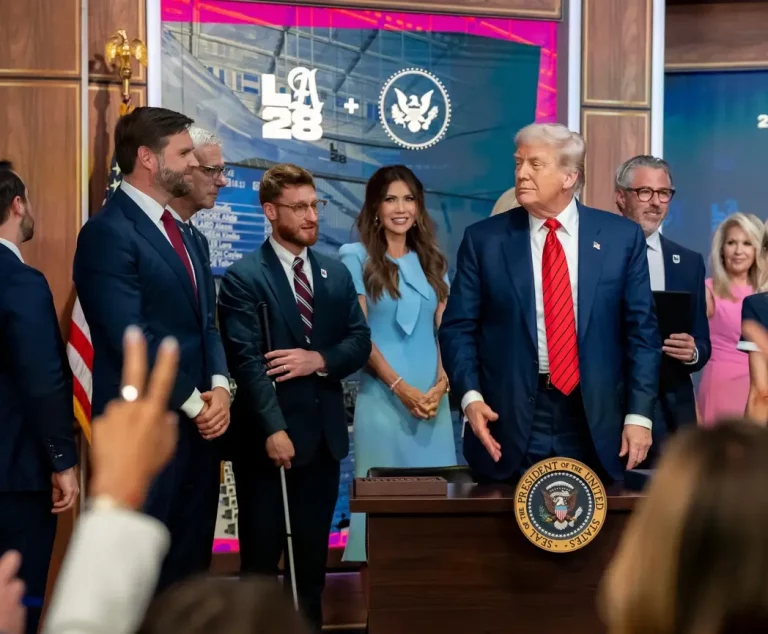 FOTOGRAFÍA. WASHINGTON (ESTADOS UNIDOS DE AMÉRICA), 05 DE AGOSTO DE 2025. El presidente de los Estados Unidos de América, Donald John Trump (3 d), crea el Grupo de Trabajo sobre los Juegos Olímpicos de Verano y agradece al presidente del Comité de los JJOO 2028 (La28), Gene Sykes, por "prohibir que los hombres compitan en deportes femeninos". "Estados Unidos de América no permitirá que los hombres roben trofeos a las mujeres en los Juegos Olímpicos de 2028, y valoramos la imparcialidad" en los Angeles 2028 Olympic & Paralympic Games (La28). Así advirtió el presidente Trump en referencia a los hombre que se autoproclama "mujeres" y luego compiten en deportes femenino. Estuvieron presentes, el vicepresidente del Gobierno de los Estados Unidos de América, James David Vance (2 i); la secretaria del Departamento de Seguridad Nacional Nacional de los Estados Unidos de América, Kristi Lynn Arnold Noem (Kristi Noem) (5 i); el presidente del Comité de los JJOO 2028 (La28), Gene Tiger Sykes (2 d); entre otros. Lasvocesdelpueblo (Ñ Pueblo)